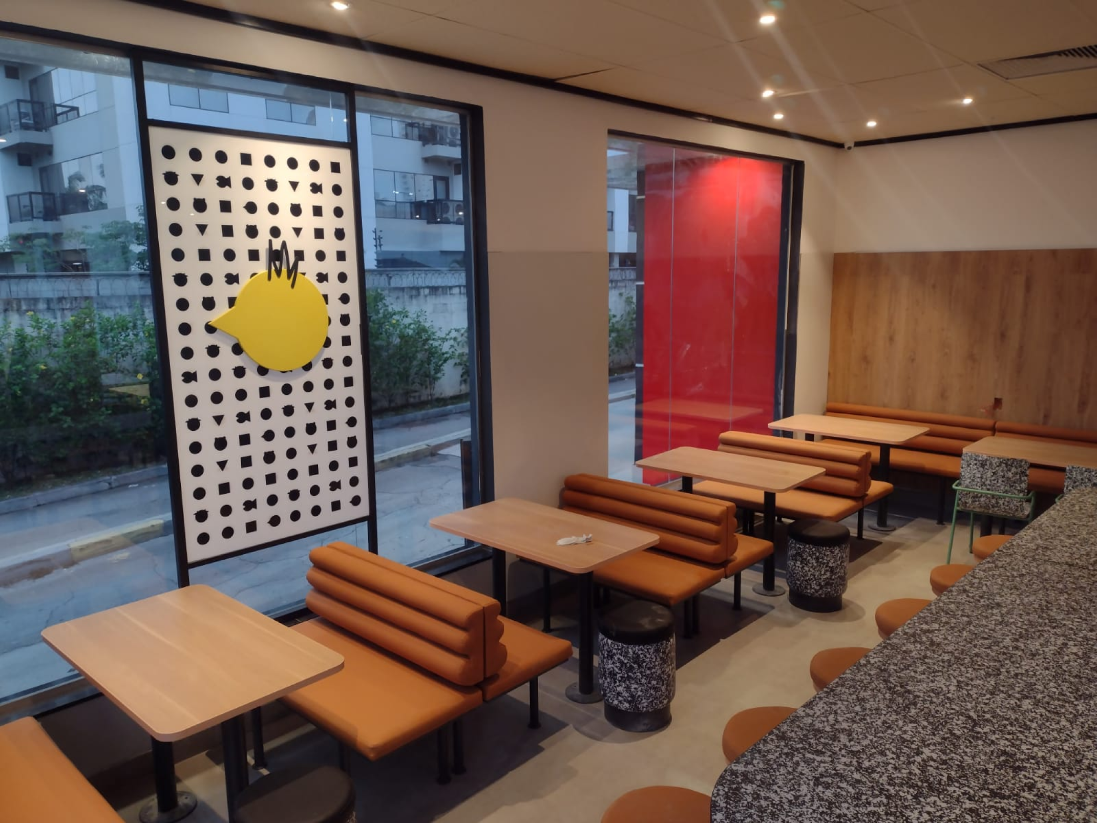 Salão de McDonald's com bancos e banquetas produzidos pela Courotam